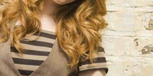 Jupiterimages/BananaStock/Getty Images Smoothing lotions reduce frizz and loosen waves.