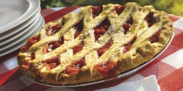 Jupiterimages/liquidlibrary/Getty Images Disposable pie pans are best, like those that come with a store-bought pie.