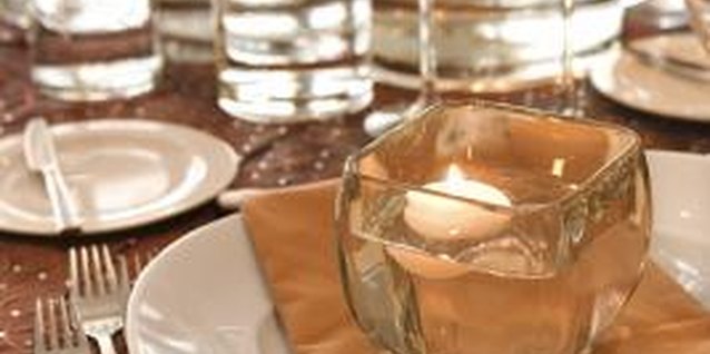 Jupiterimages/Comstock/Getty Images Dazzle your guests with an easy-to-make floating centerpiece.