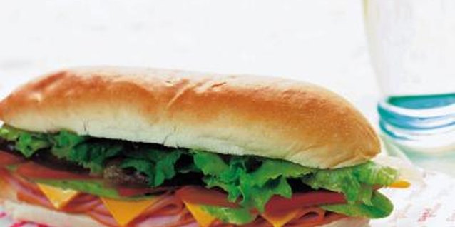 Photos.com/Photos.com/Getty Images Most lunch meats do not contain sulfites.