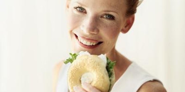 Stockbyte/Stockbyte/Getty Images Eat a fast-digesting carbohydrate such as a bagel before your game.