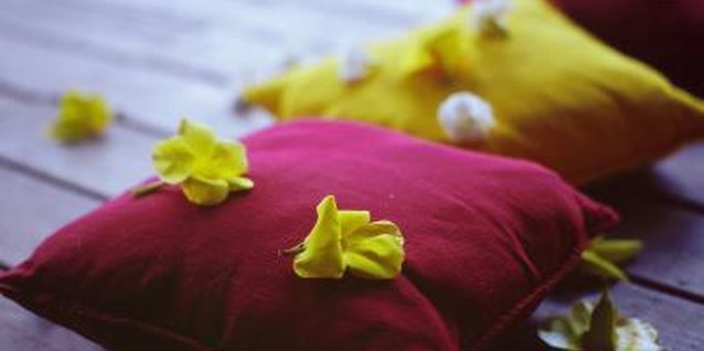 Jupiterimages/Photos.com/Getty Images A tropical palette inspires outdoor Hawaiian decor.