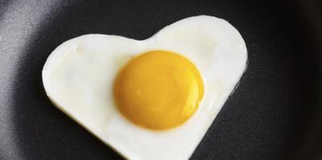 Polka Dot Images/Polka Dot/Getty Images An egg fried in olive oil can be heart-healthy and nutritious.