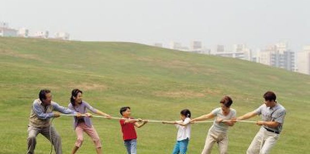 Jupiterimages/Photos.com/Getty Images Seeing family does not have to be a tug of war.