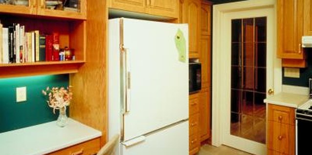 Jupiterimages/Photos.com/Getty Images Many vinyl flooring adhesives are water-soluble.