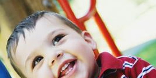 Jupiterimages/Brand X Pictures/Getty Images Your toddler can find shapes in many outdoor places.
