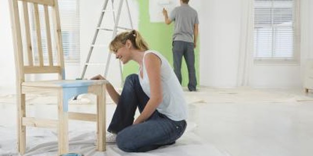 Jupiterimages/Goodshoot/Getty Images Pastel colors are typical for cottage-style decor.