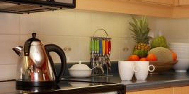 Jupiterimages/Photos.com/Getty Images Ceramic stovetops are compatible with anodized aluminum cookware.
