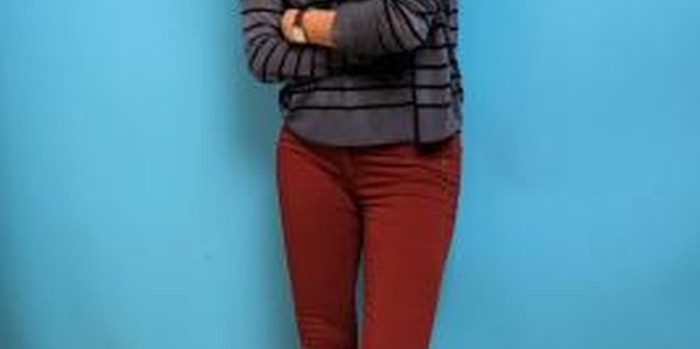 Larry Busacca/Getty Images Entertainment/Getty Images Lake Bell pairs an oversized sweater and denim jeans with comfortable boots.