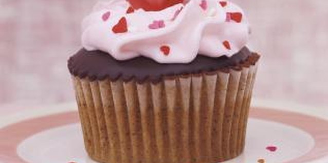 Digital Vision./Photodisc/Getty Images Cupcakes stored properly -- lined or not -- remain fresh for a few days.