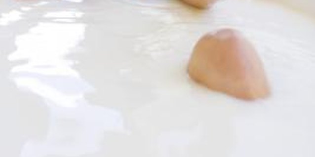 Jupiterimages/Pixland/Getty Images The right washing aid can help make cleansing enjoyable.