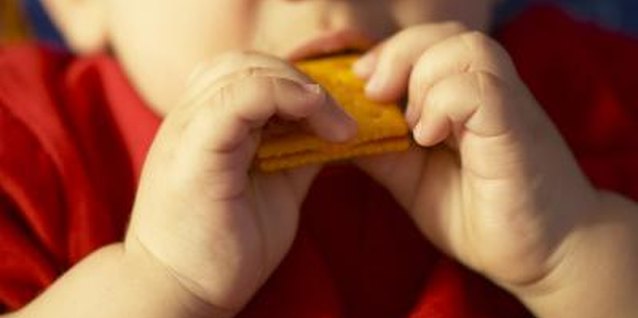 Hemera Technologies/AbleStock.com/Getty Images An evening snack can help settle a toddler down for sleep.