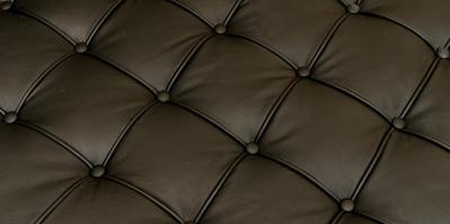 Jupiterimages/Photos.com/Getty Images Synthetic leather is smooth and lacks visible pores.