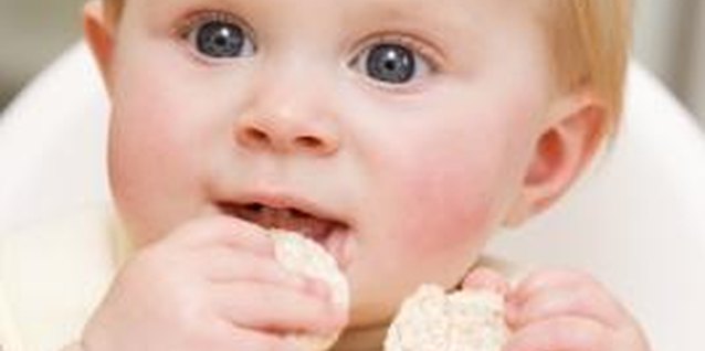 BananaStock/BananaStock/Getty Images Rice cakes are a good snack for an allergic toddler.