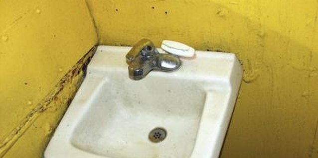 Jupiterimages/Photos.com/Getty Images Some local and national nonprofit salvage shops accept used sinks.