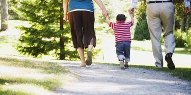 Jupiterimages/Brand X Pictures/Getty Images Some tots walk sooner, while others talk earlier.