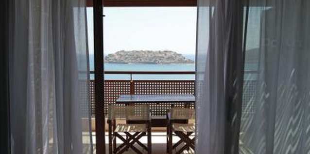 InnaFelker/iStock/Getty Images Decorate your seaside home with sheer curtains, light colors and soft textures.