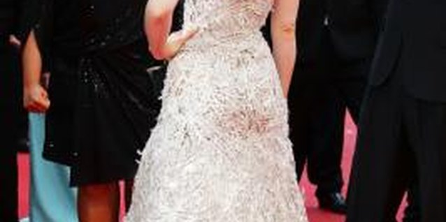Vittorio Zunino Celotto/Getty Images Entertainment/Getty Images Jessica Biel pairs a gorgeous feminine dress with neutral slingbacks for a chic and stylish ensemble.