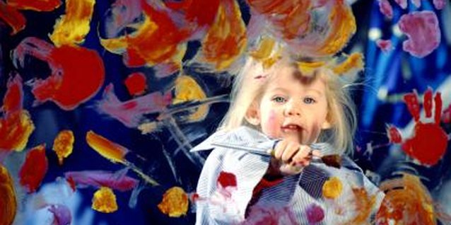 Jupiterimages/liquidlibrary/Getty Images Painting on the windows can be an exciting change of pace.