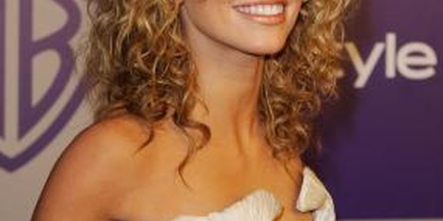 Kevork Djansezian/Getty Images Entertainment/Getty Images Actress AnnaLynne McCord's angel curls come naturally, but you can replicate the look with a curling iron.