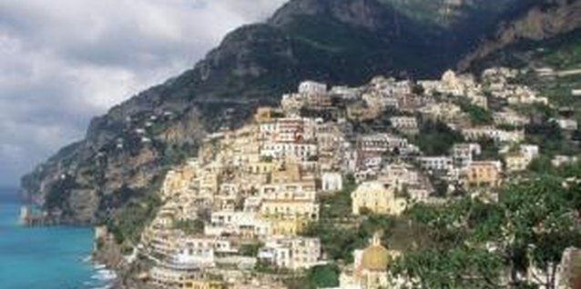 Medioimages/Photodisc/Photodisc/Getty Images Bring the charm and style of the Mediterranean to your garden wall.