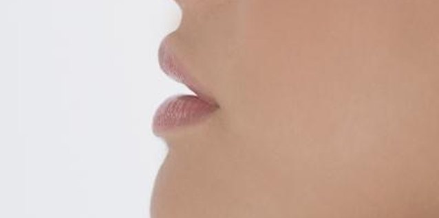 Medioimages/Photodisc/Photodisc/Getty Images A few simple makeup tricks can camoflauge a sagging chin.