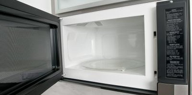 Jupiterimages/Photos.com/Getty Images A clean microwave looks, smells and cooks better.
