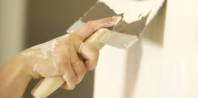 Brand X Pictures/Brand X Pictures/Getty Images You can fix cracked joint compound with more joint compound.