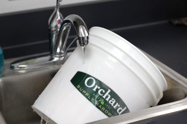 Loosen the ice from the bucket