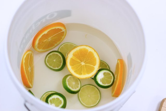 Prepare the bottom of the ice bucket
