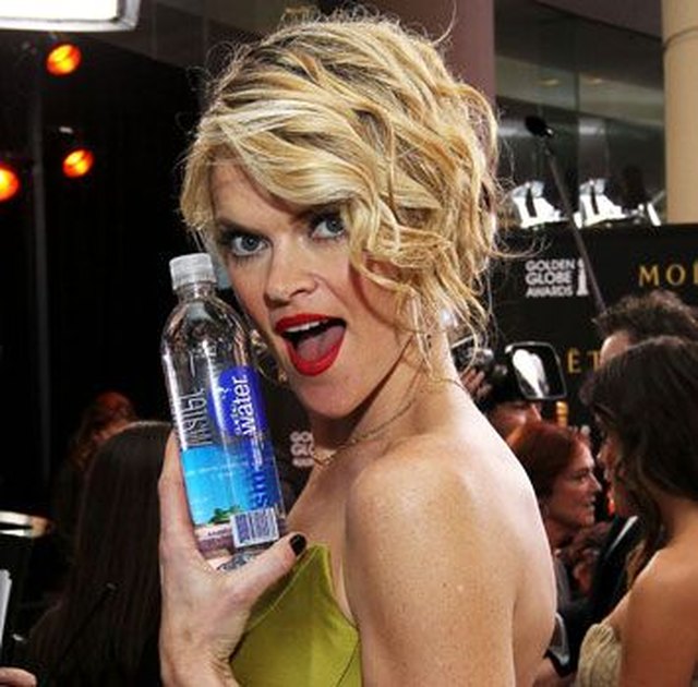 Actress Missi Pyle looks hydrated and energized while posing on the red carpet of the Golden Globes with a bottle of Smartwater in 2012.