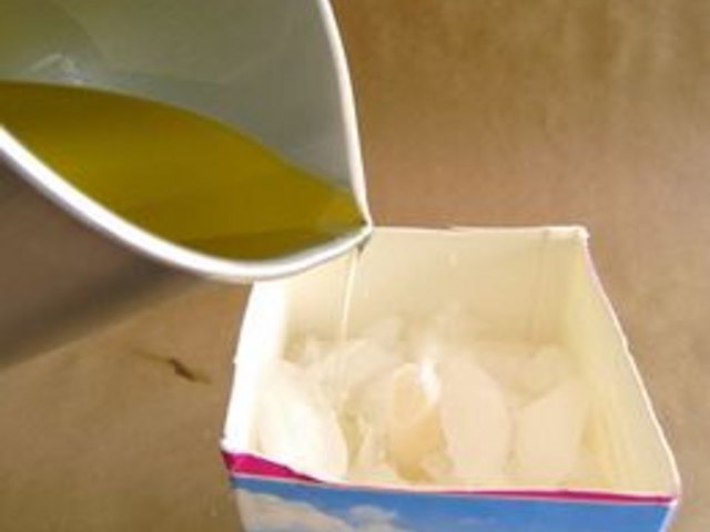 Pour the wax into the container.