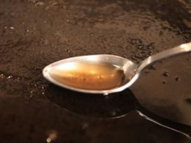 How to Make Homemade Beef Gravy With Drippings