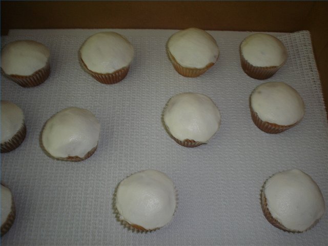 Cupcakes smoothed with paper towel