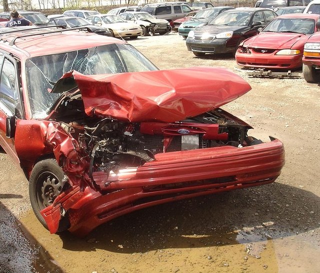 The result of a head-on collision. Photo: Wikimedia Commons