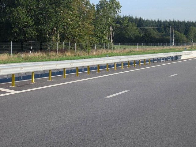 Guardrail protects drivers in a runoff. Photo: Wikimedia Commons