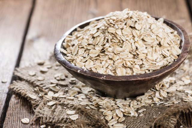A bowl of dry oats.