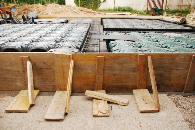 A house foundation being built with radon protection.