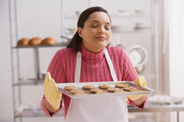 Woman holding a tray of cookies