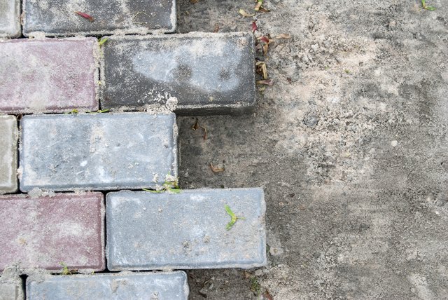 Use an interlocking design to add texture to a wide edging border.