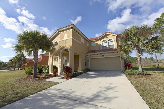 Front view of a suburban home in Florida