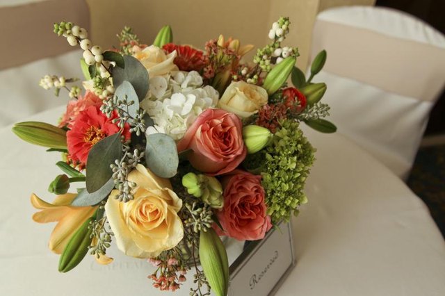 Seeded eucalyptus pairs well with muted greens, quiet creams and silver-toned containers.