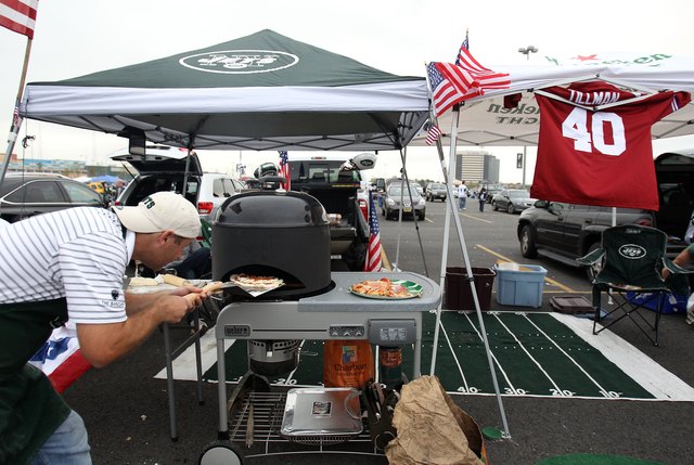 There are many ways to skin a tailgate, including cooking pizza. But the basics score points.