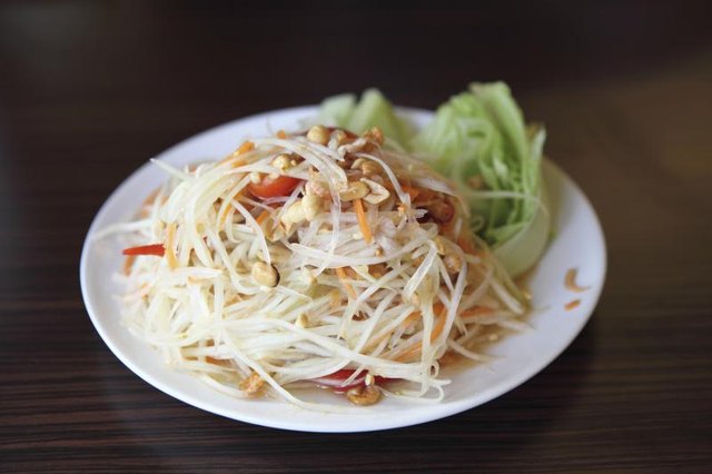 A plate of Som Tam.