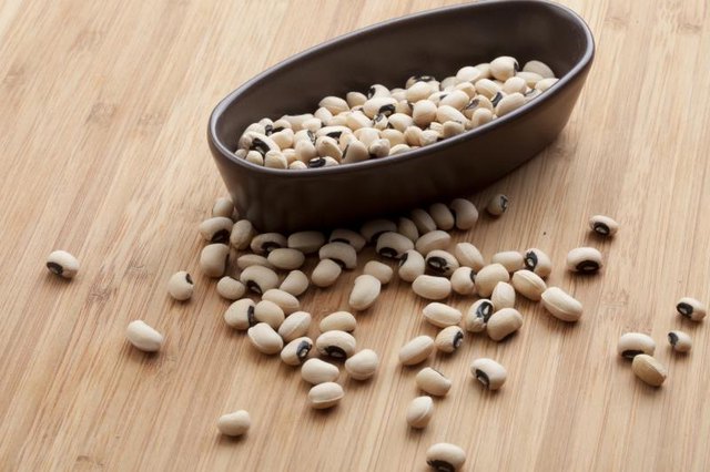 A bowl of dry black-eyed peas.