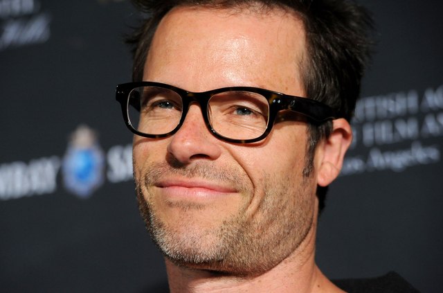 Actor Guy Pearce look cool in his tortoise shell glasses.