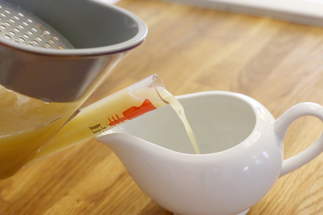 How to Use a Gravy Separator (with Pictures)