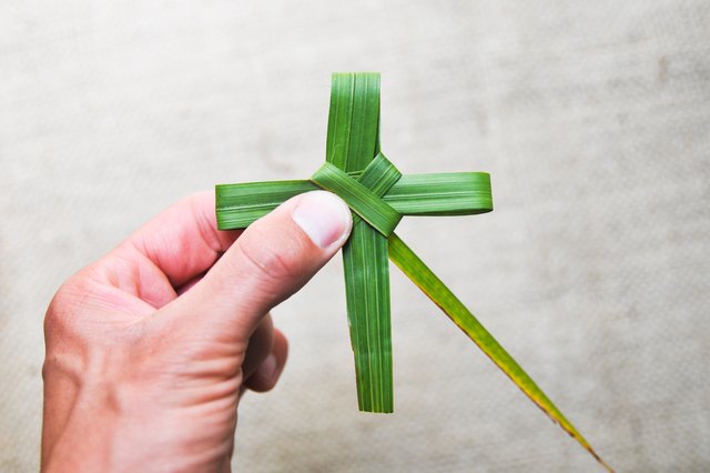 how-to-make-a-cross-from-a-palm-leaf-with-pictures