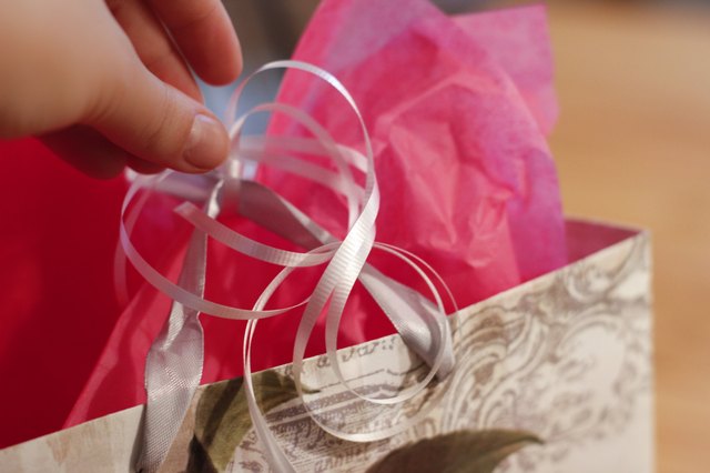 how-to-put-tissue-paper-in-a-gift-bag-with-pictures-ehow