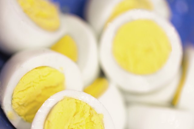 Вкрутую яйца являются хорошим источником белка.